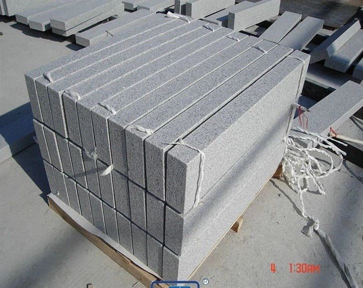 Popular-Chinese-Natural-Stone-Grey-Granite-Kerbstone-for-Road-Parking-Window-Sills.webp (1)(001)