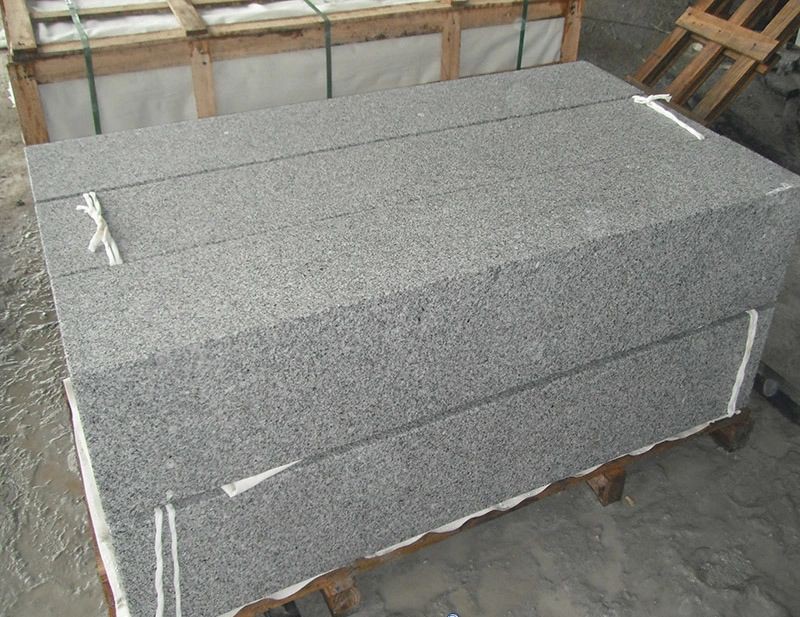 Beliebter chinesischer Naturstein-Randstein aus grauem Granit