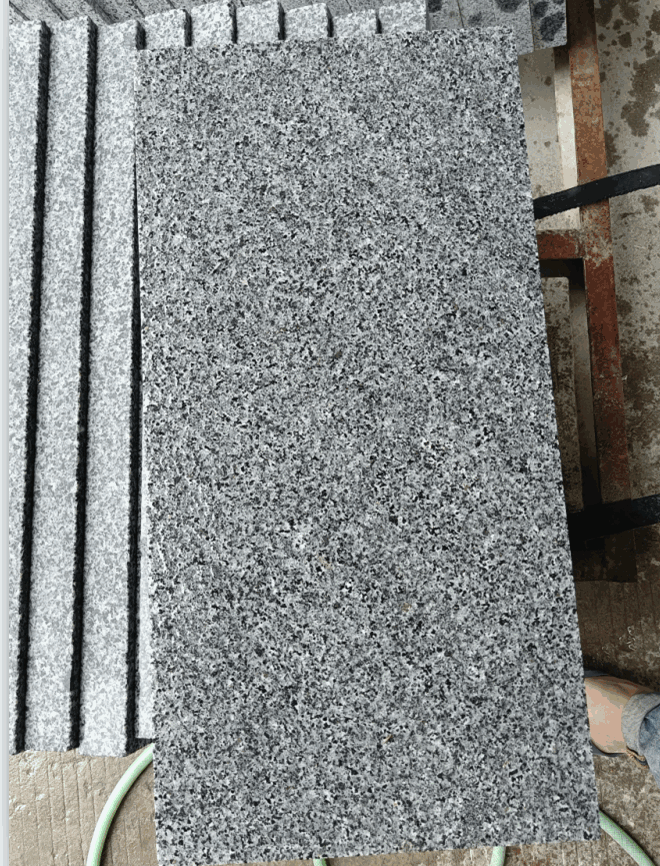 G654 Geflammte Fliesenplatten aus schwarzem Granit